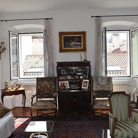 Unica Nel Cuore Storico Di 트리에스테